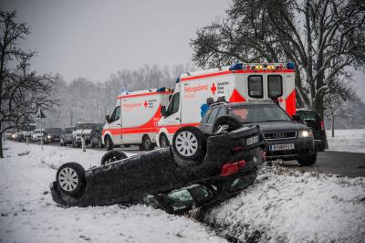 Schorndorf-Unterberken: Pkw aufgrund von Schneeglaette ueberschlagen - Fahrer verletzt